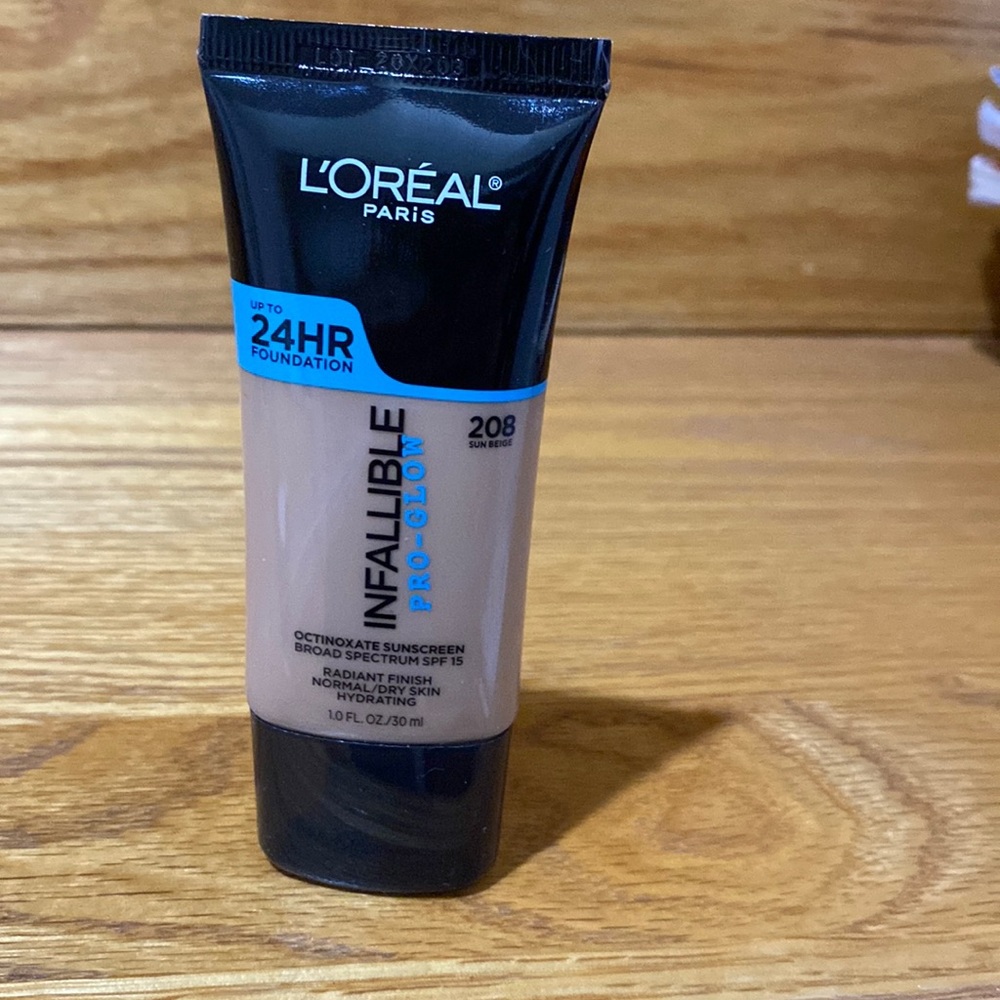 INFALLIBLE LOREAL 24 hrs foundation  SPF 15
Pro-Glow Foundation by L’ORÉAL